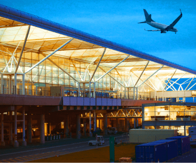 Avión sobre el aeropuerto