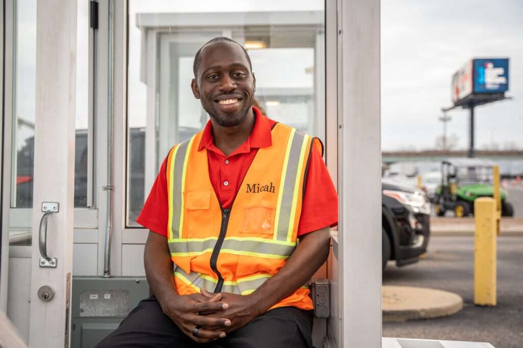 Employé heureux de SP+ à la cabine de stationnement