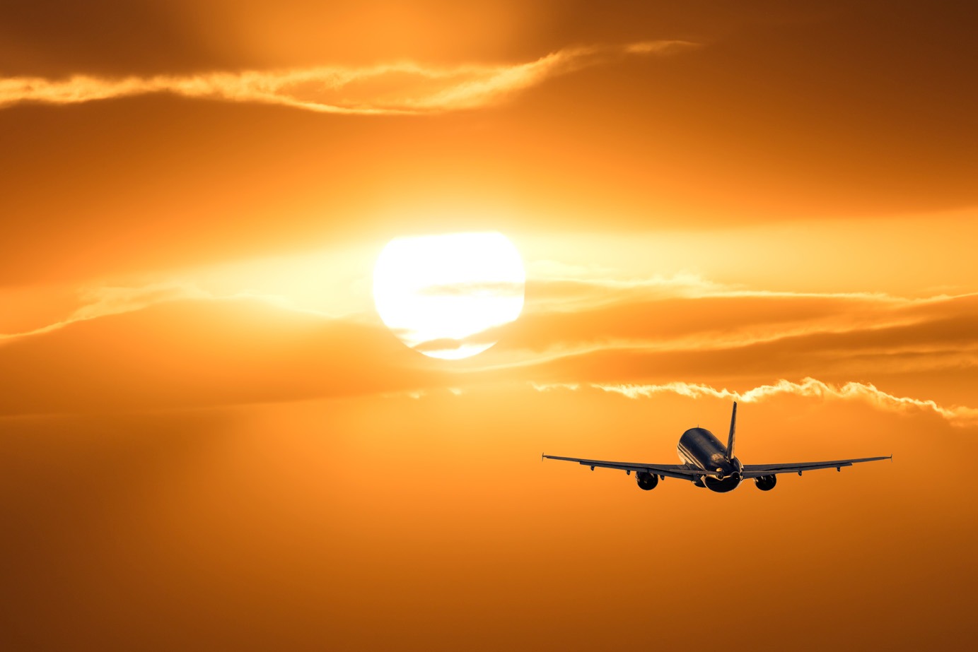 Avión volando hacia el atardecer