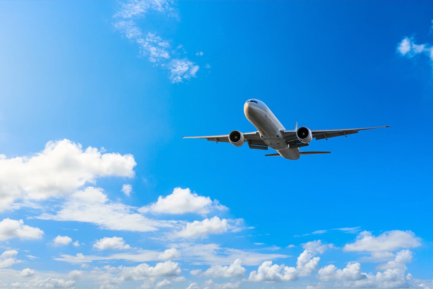 avión volando en el cielo azul