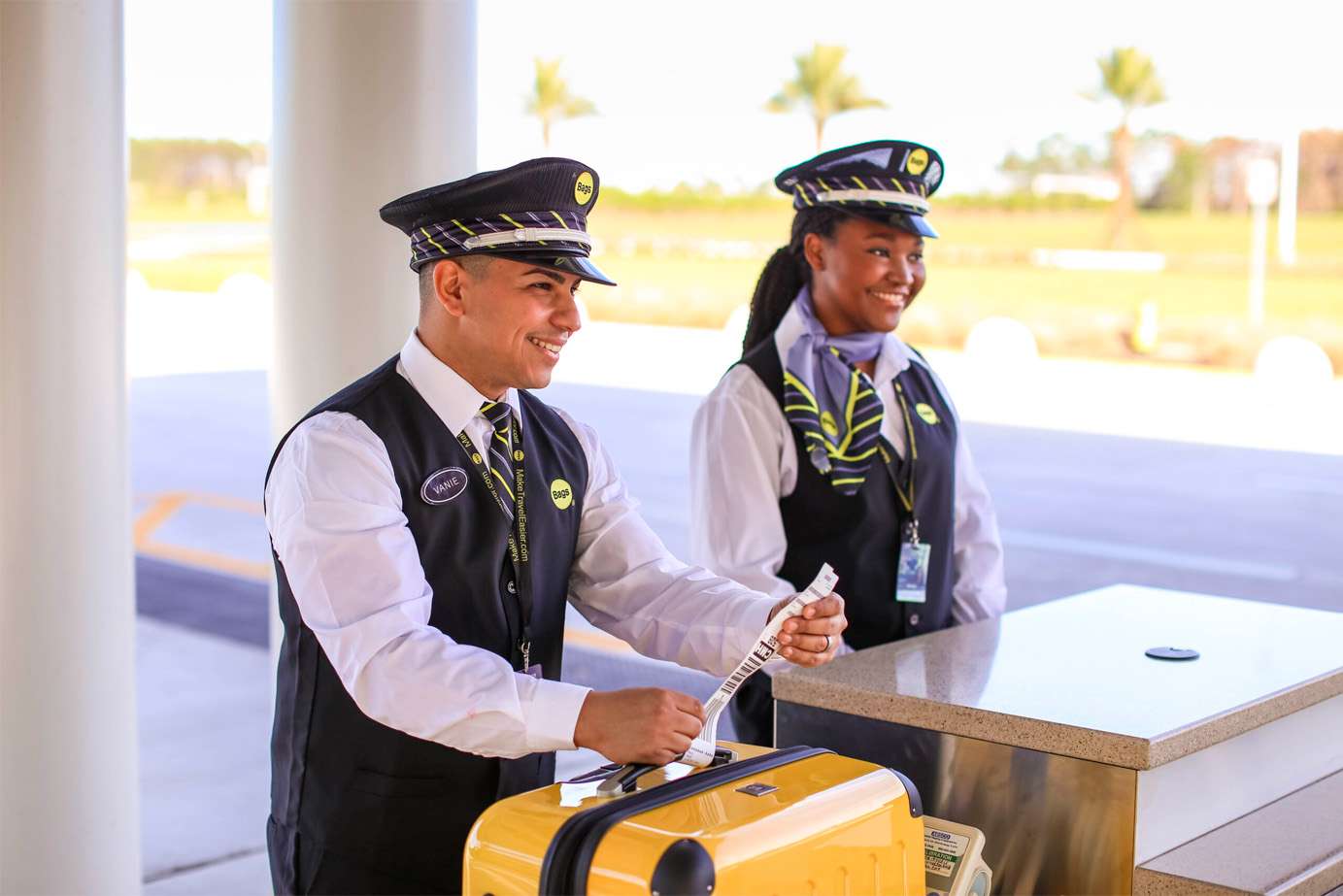 Les employés de Bags aident les clients lors de l'enregistrement à distance