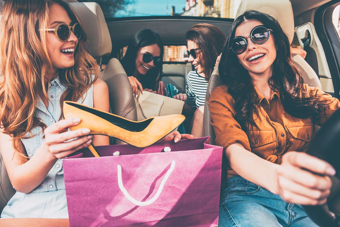 filles dans une voiture avec des sacs à provisions