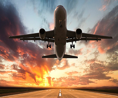 Avión despegando hacia el atardecer